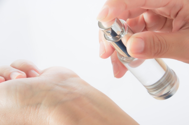 夏の香水は手首につける