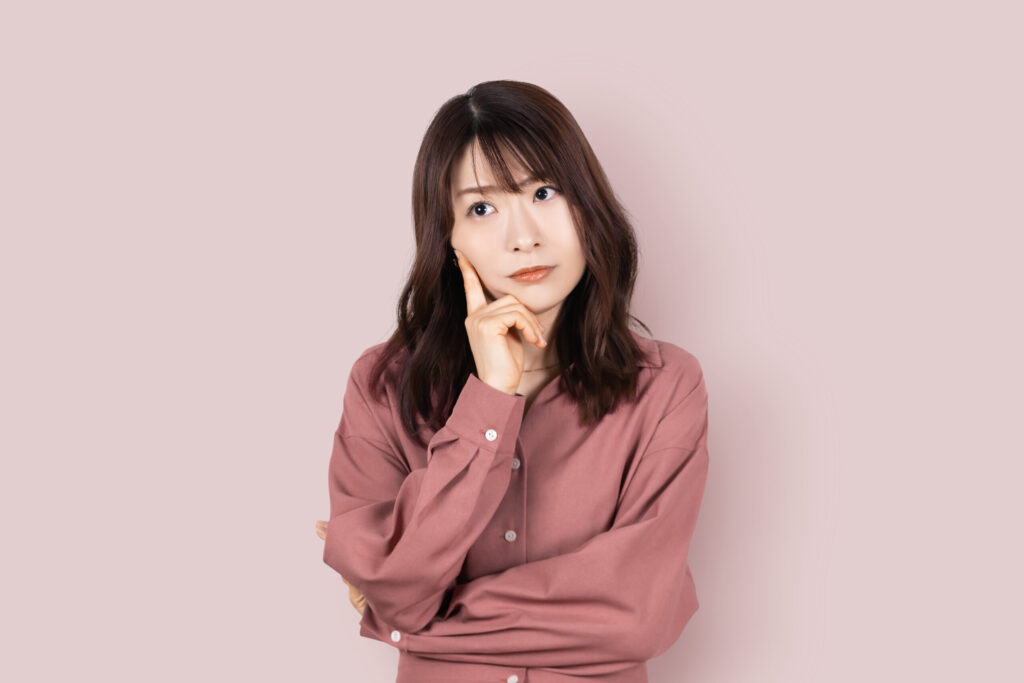 レジン液の捨て方に悩む女性
