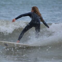 夏のサーフィンには何を着る？おすすめ服装や注意ポイントを解説